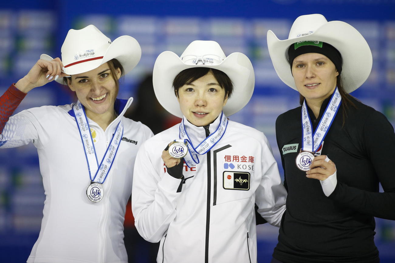 スピードスケートW杯第5戦　女子500メートルを制した小平（中央）はメダルを手に笑顔を見せる（AP）