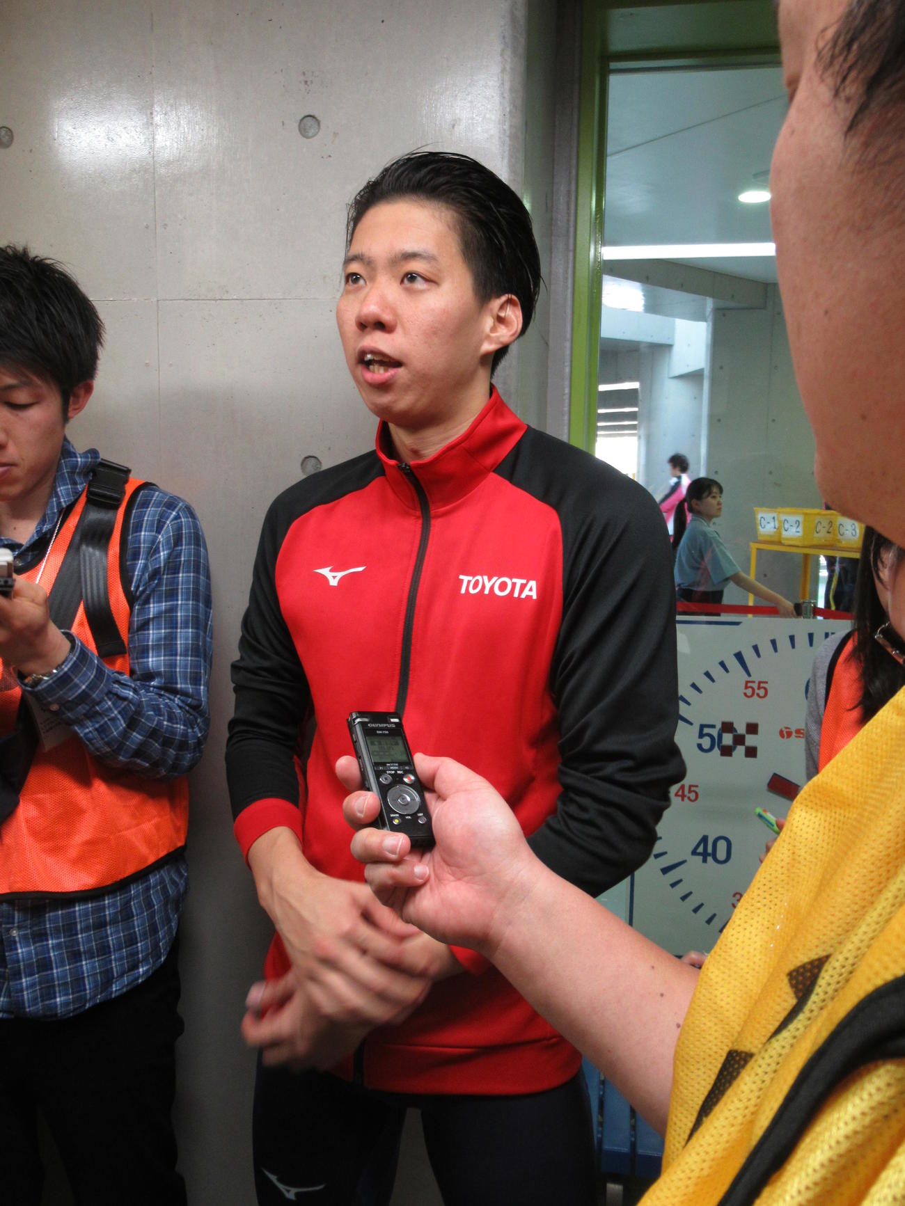 レース後、取材に応じる渡辺（撮影・実藤健一）