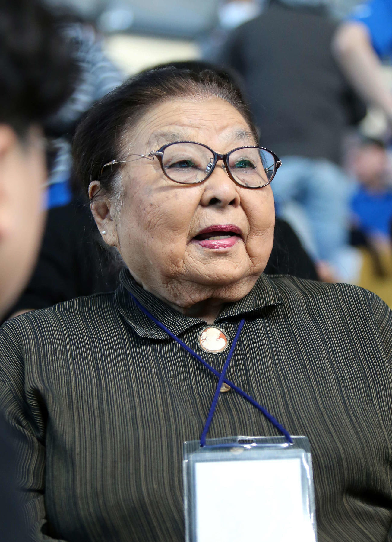 記者の質問に答える金戸凛の祖母、久美子氏（撮影・鈴木正人）