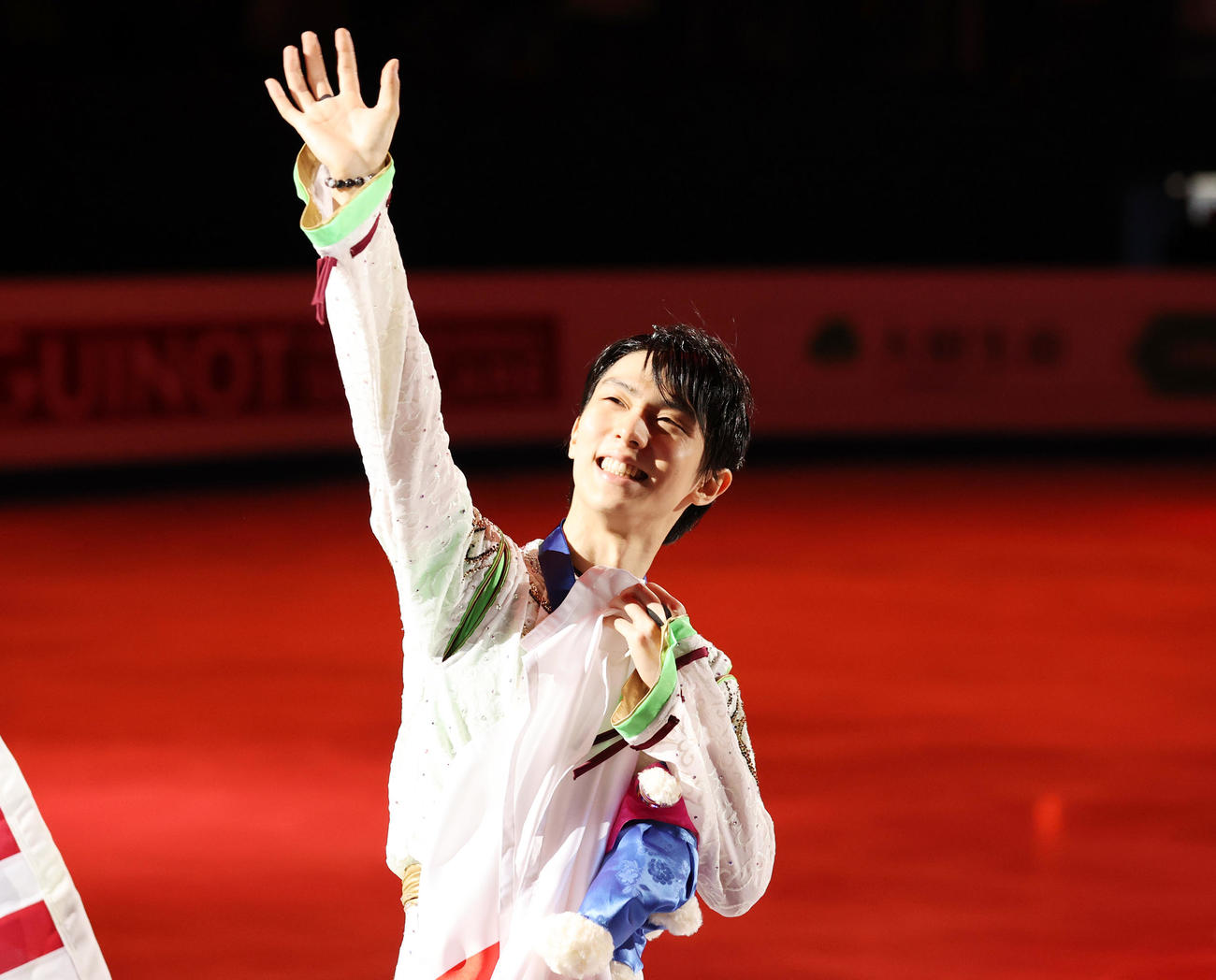 初優勝の羽生は、笑顔で場内1周する（撮影・浅見桂子）