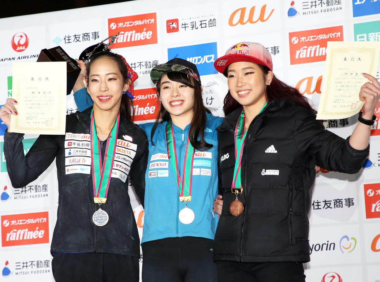 表彰式で笑顔を見せる、左から2位の野口、1位の伊藤、3位の野中（撮影・鈴木正人）