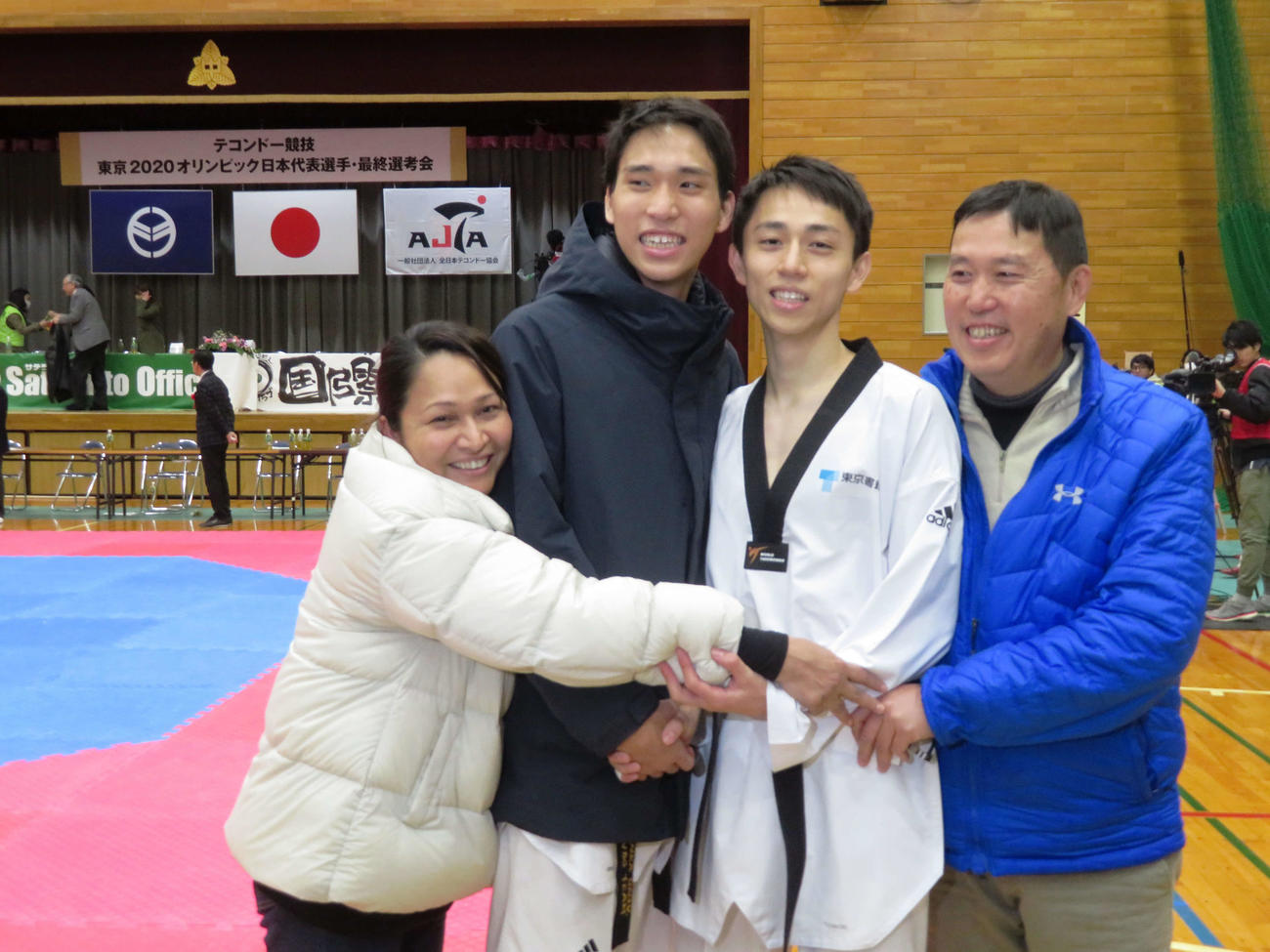 笑顔を見せる左から母ノルマさん、弟リカルド、兄セルヒオ、父健二さん（撮影・上田悠太）