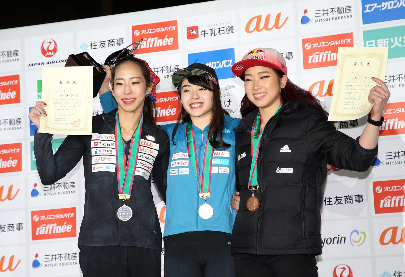 表彰式で笑顔を見せる、左から2位の野口、1位の伊藤、3位の野中（撮影・鈴木正人）