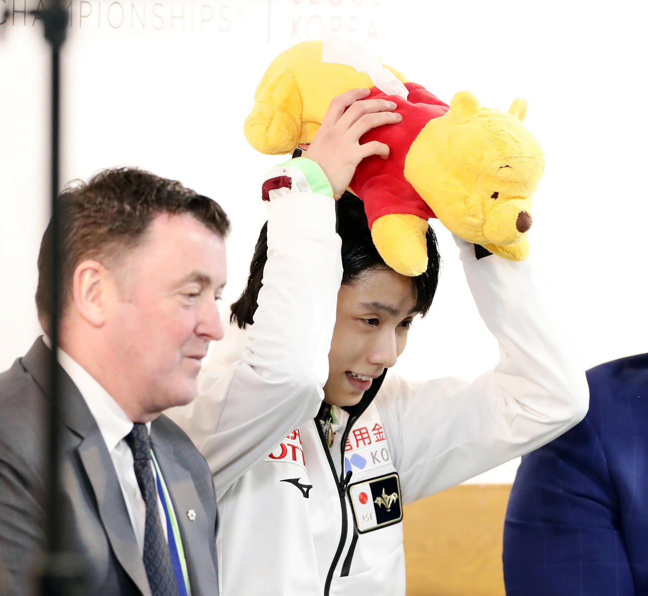 羽生はキス＆クライで笑顔でプーさんを頭にのせる（撮影・浅見桂子）