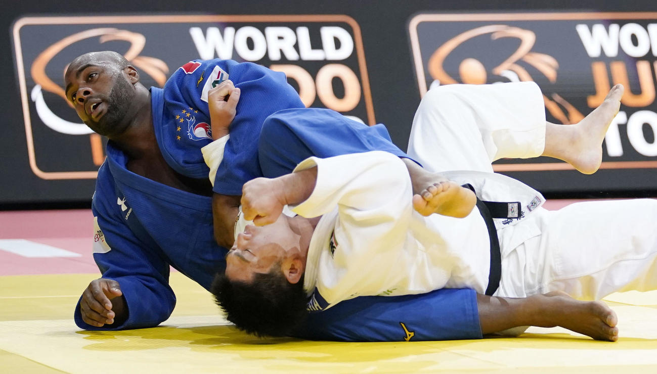 男子100キロ超級3回戦　延長戦で影浦心（右）に技ありを奪われ、ぼうぜんとするフランスのテディ・リネール（共同）