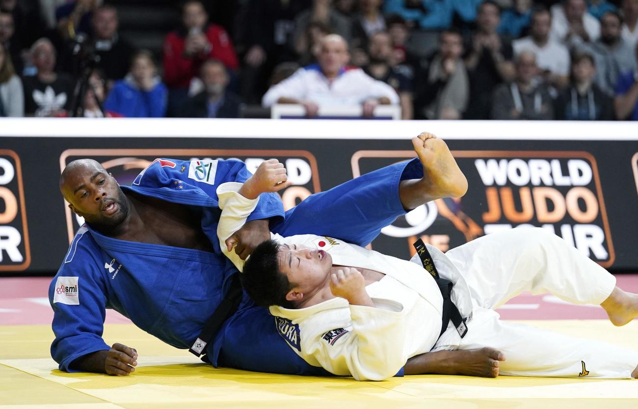 男子100キロ超級3回戦　延長戦の末、フランスのテディ・リネール（左）から技ありを奪い、優勢勝ちした影浦心（共同）