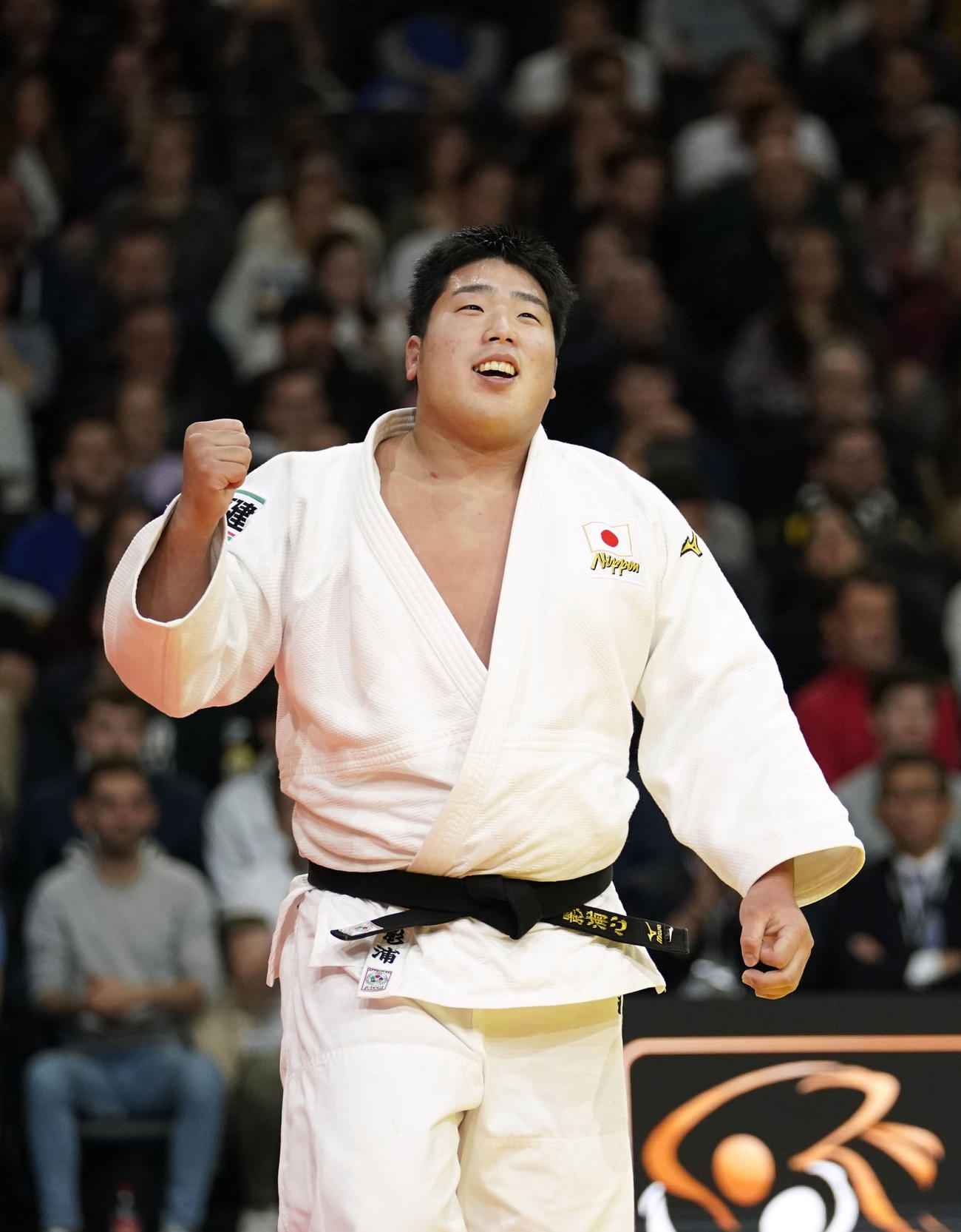 男子100キロ超級3回戦で延長戦の末、フランスのテディ・リネールを破りガッツポーズの影浦心（共同）