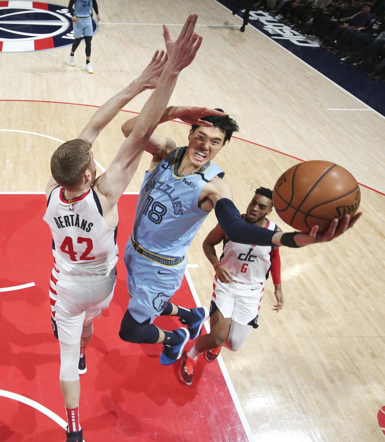 第2クオーター、シュートを狙うグリズリーズの渡辺（18）（NBAE提供・ゲッティ＝共同）