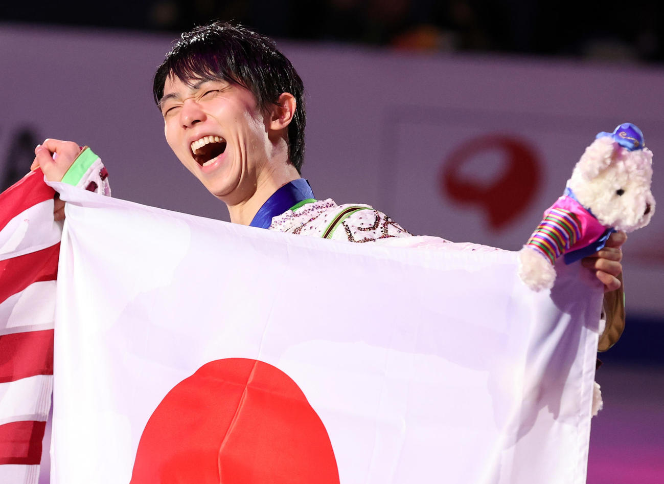 初優勝の羽生は、日の丸を手に笑顔（撮影・浅見桂子）