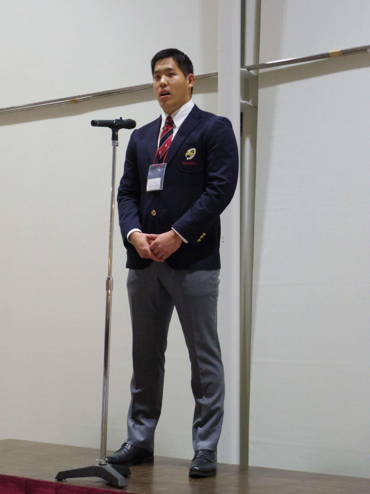 早大ラグビー部新主将として部員の前であいさつする丸尾（撮影・奥岡幹浩）