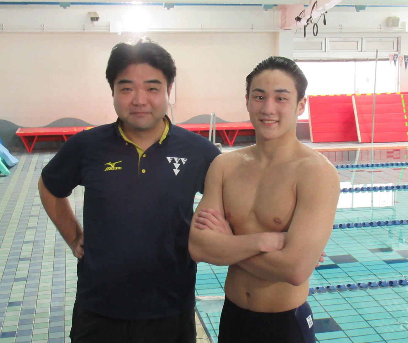 男子平泳ぎの佐藤翔馬（右）は練習を公開した。左は西条健二コーチ（撮影・益田一弘）