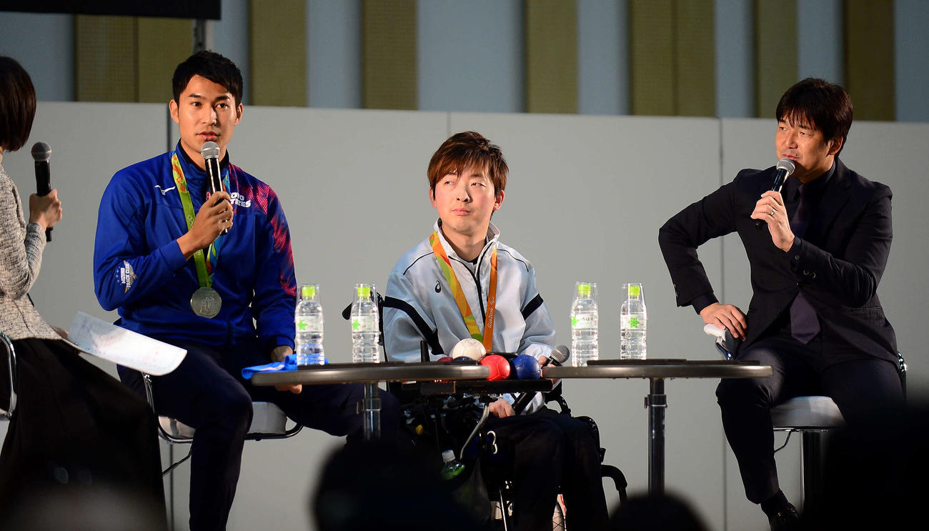 トークショーを行った（右から）名波氏、杉村、飯塚