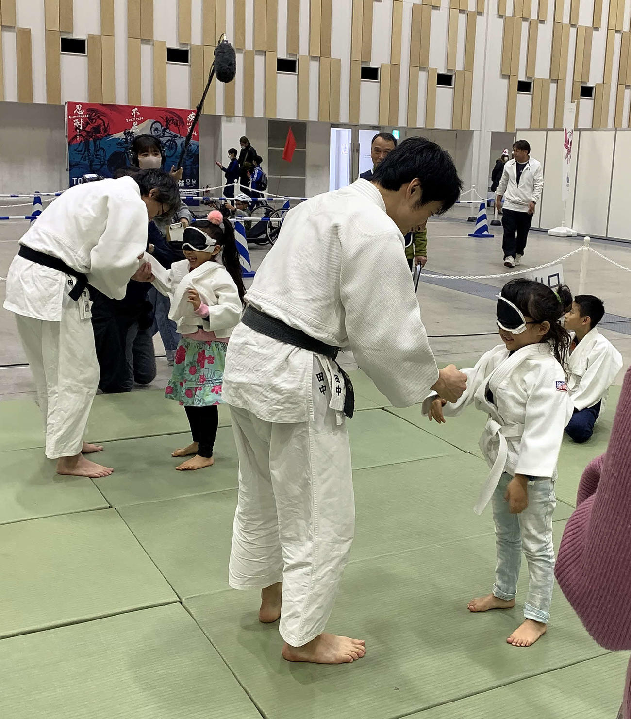 視覚障害者柔道を体験する参加者