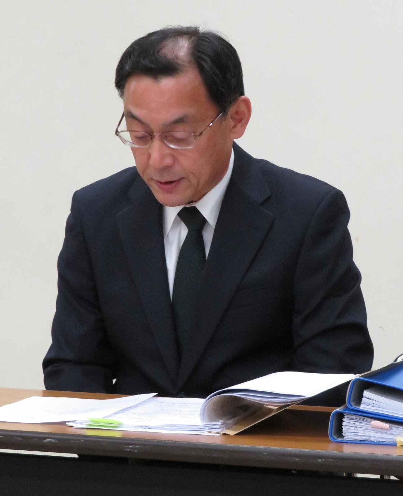 全柔連の臨時理事会後、記者会見を行う吉田行宏事務局長（撮影・峯岸佑樹）