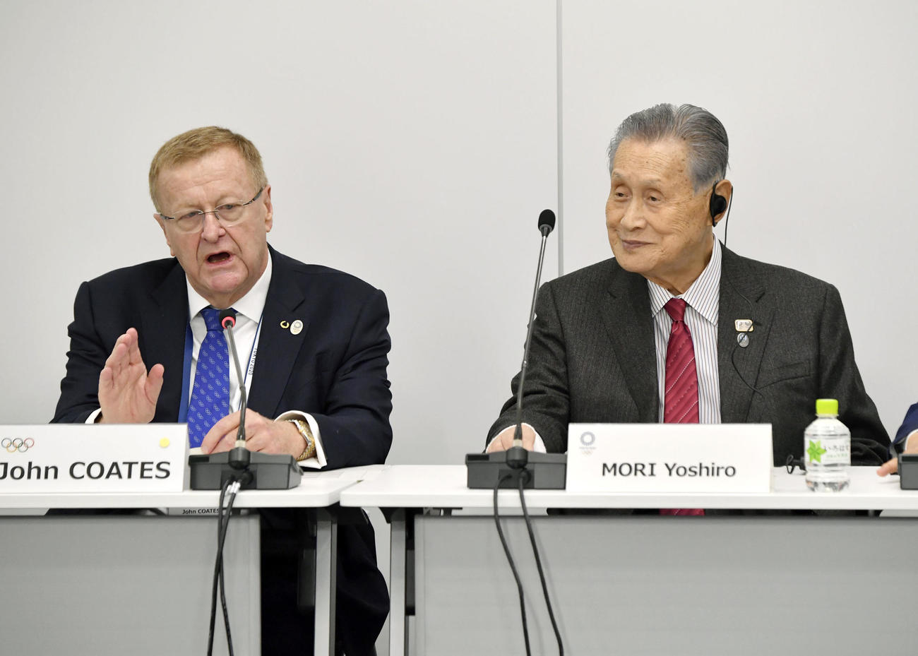 あいさつするIOCのコーツ調整委員長。右は東京五輪・パラリンピック組織委員会の森喜朗会長（代表撮影＝共同）