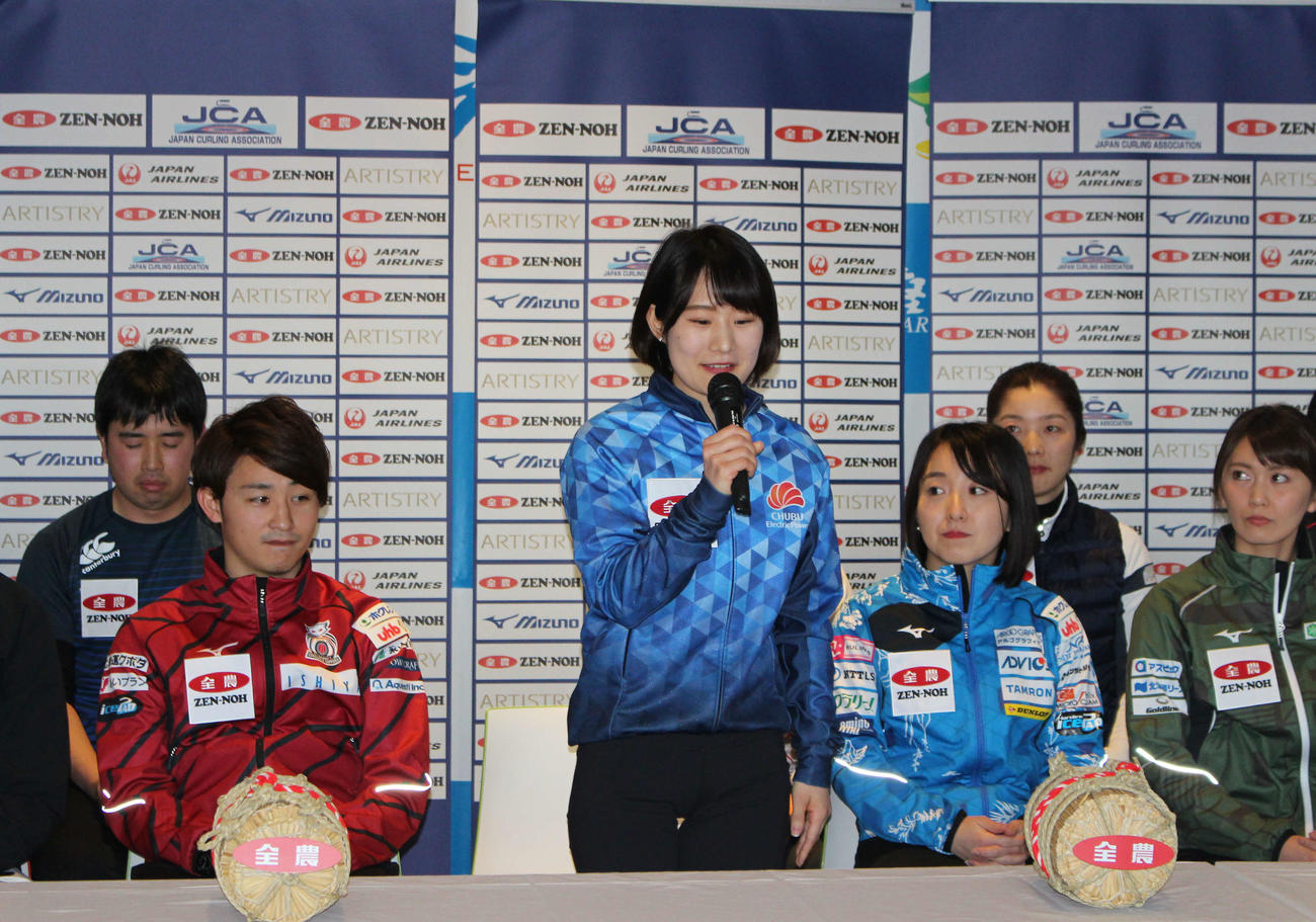 8日、日本選手権2連覇に向けて意気込みを語る中部電力の中嶋（中央）。右はロコ・ソラーレ藤沢、左はコンサドーレ松村