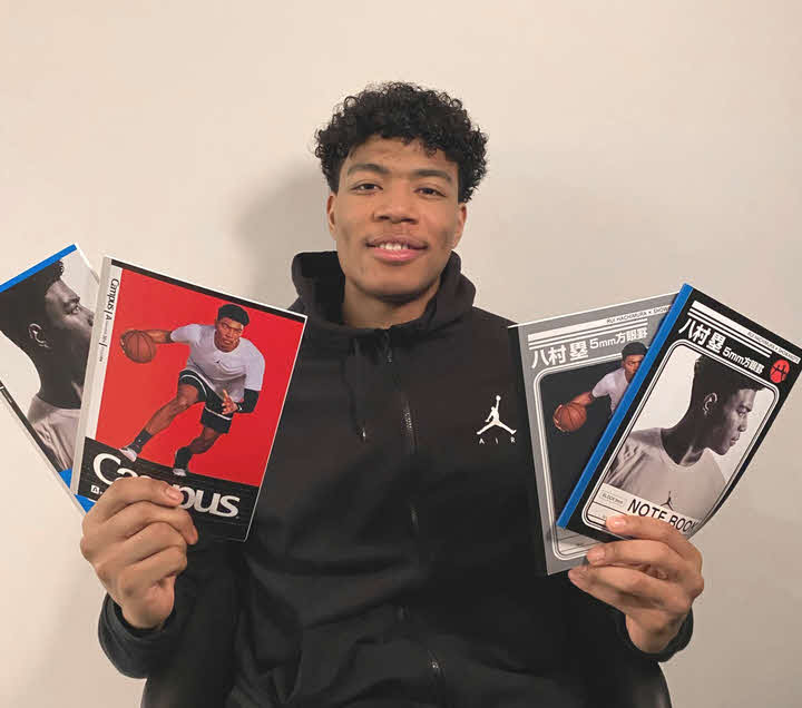 自らが表紙の学習帳などを手にするNBAウィザーズの八村（提供ショウワノート）