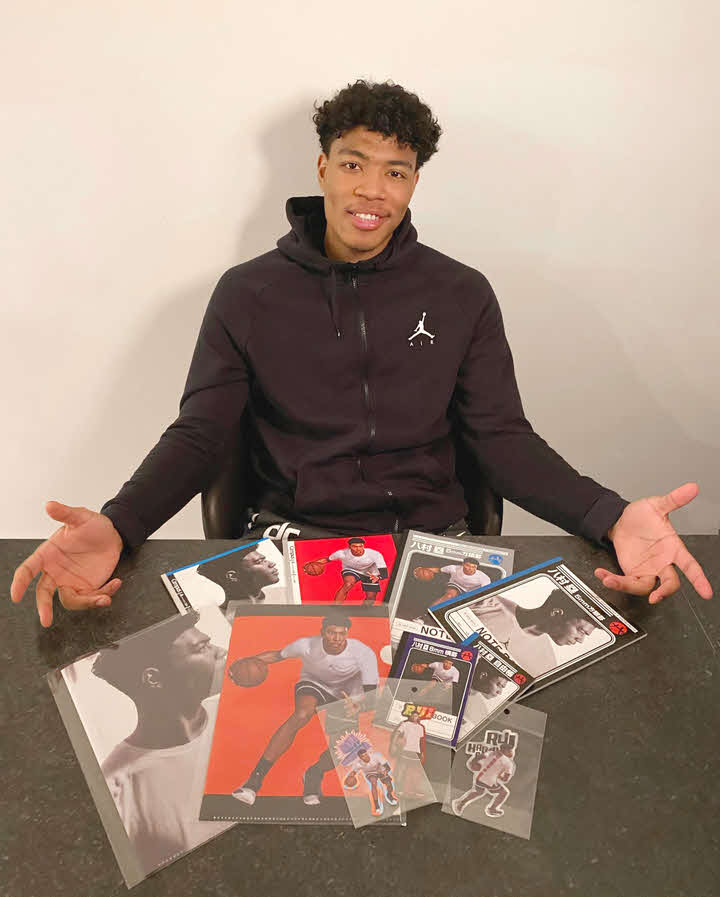 自らが表紙の学習帳などを前に手を広げるNBAウィザーズの八村（提供・ショウワノート）