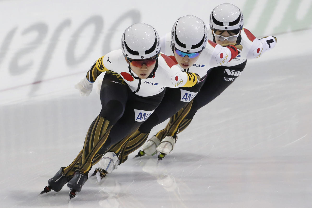 スピードスケート世界距離別選手権　女子団体追い抜きで世界新記録で優勝した日本チーム（AP）