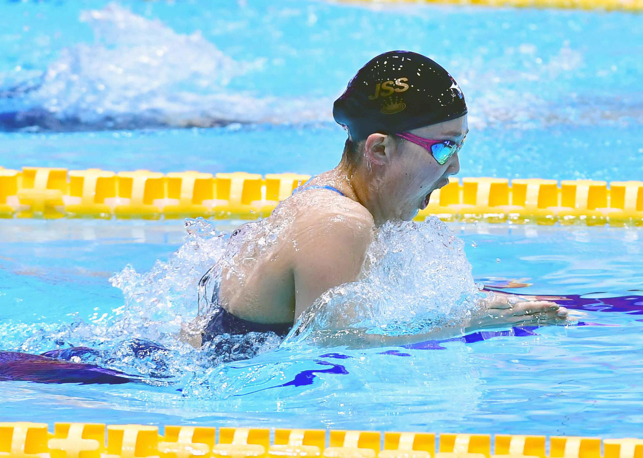 女子200メートル平泳ぎ決勝を制した渡部（撮影・小沢裕）