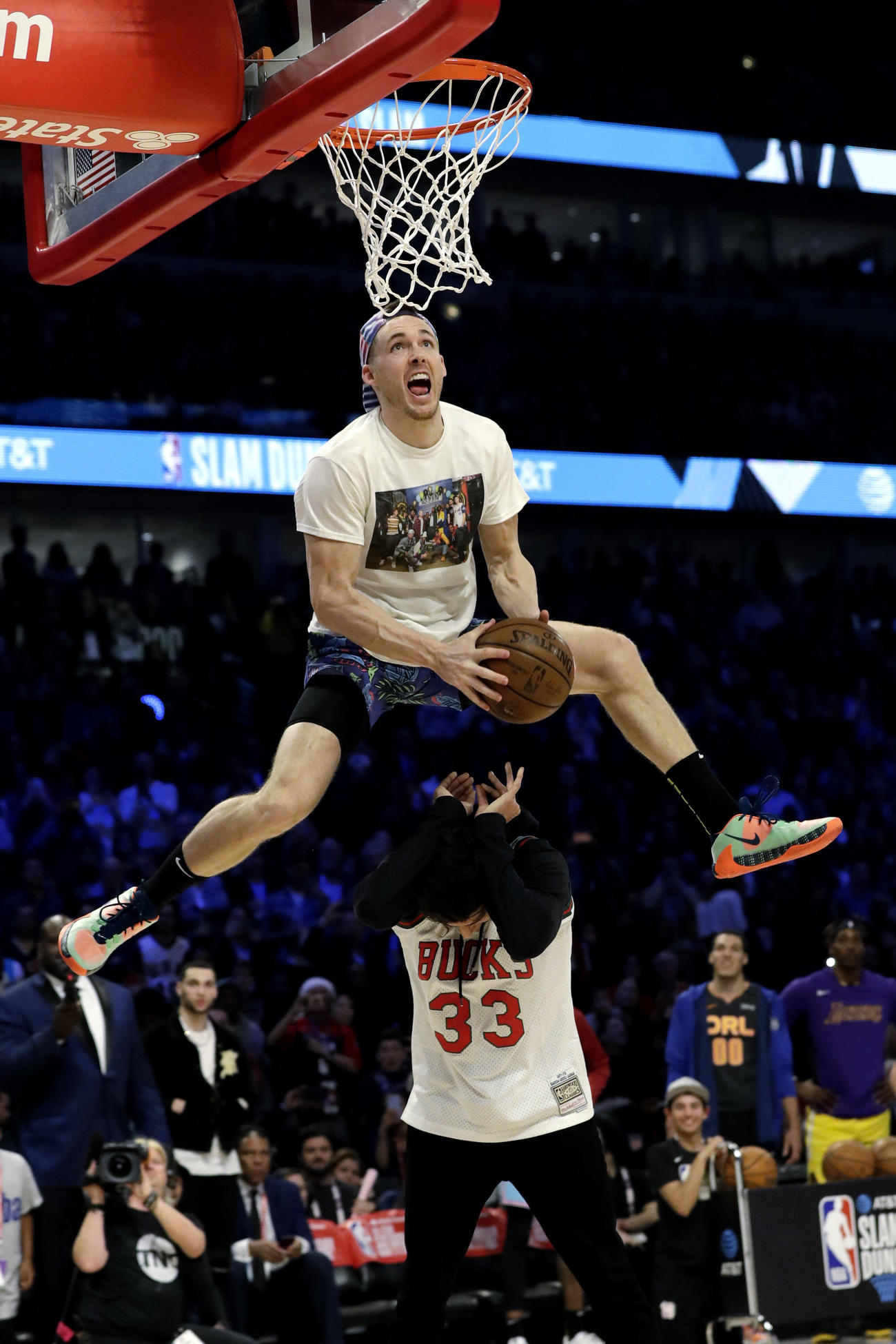 人を飛び越える豪快なダンクを披露したパット・カナトン（AP）
