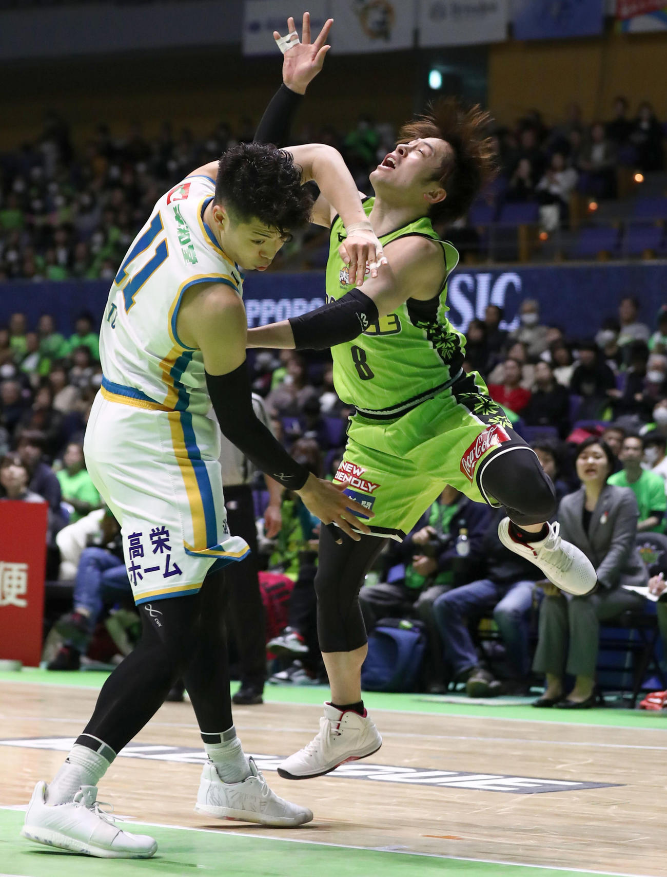 レバンガ北海道対滋賀　第3Q　激しく競り合う多嶋（右）（撮影・黒川智章）