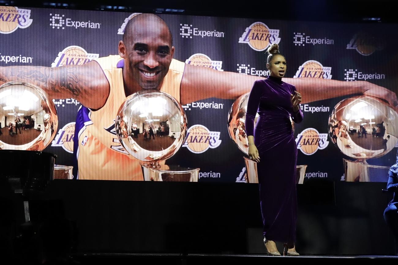 試合前、ヘリコプターの墜落事故で亡くなった元スター選手のコービー・ブライアント氏を悼むセレモニーが行われた（AP）