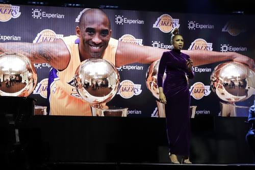 試合前、ヘリコプターの墜落事故で亡くなった元スター選手のコービー・ブライアント氏を悼むセレモニーが行われた(AP)