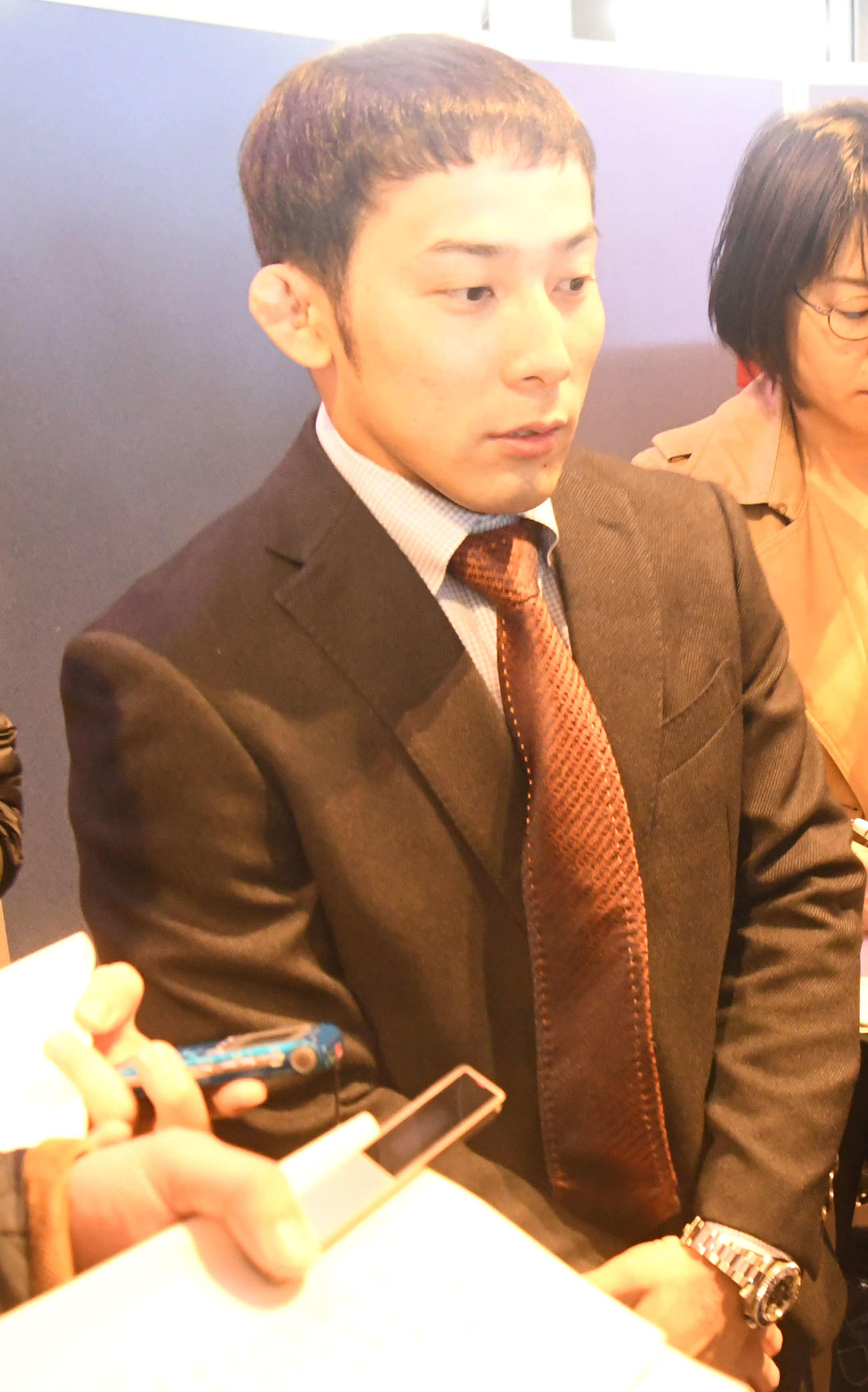 出国前に取材に応じる高藤（撮影・平山連）