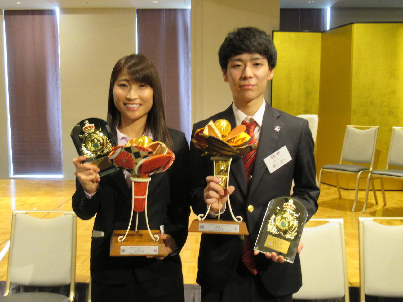 日本ホッケーリーグの年間MVPに選ばれた女子清水美並（左）と男子瀧上諒大（撮影・益田一弘）