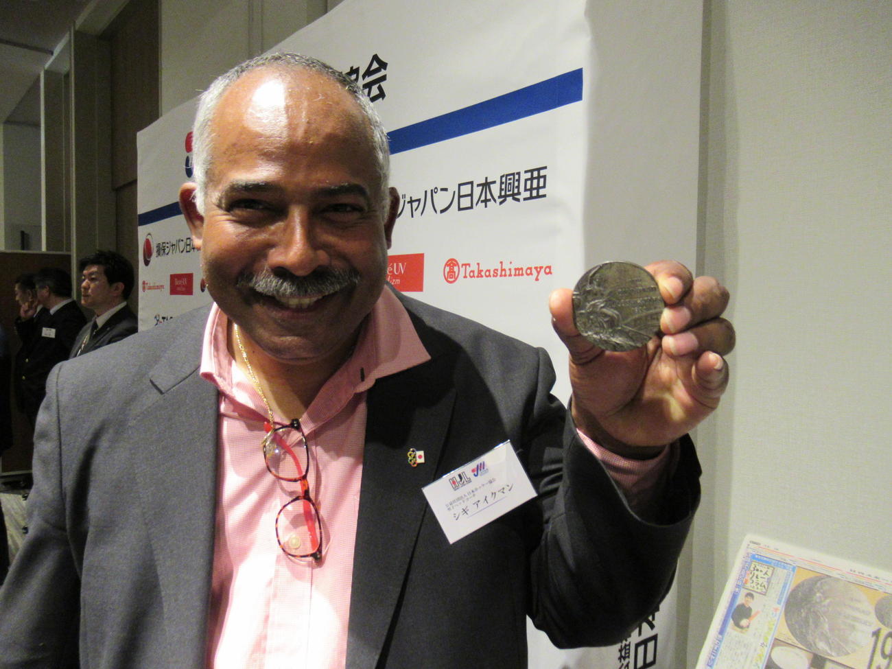 ホッケー男子日本代表のアイクマン監督は、1932年ロサンゼルス五輪で日本が獲得した銀メダルを手に闘志を燃やした（撮影・益田一弘）
