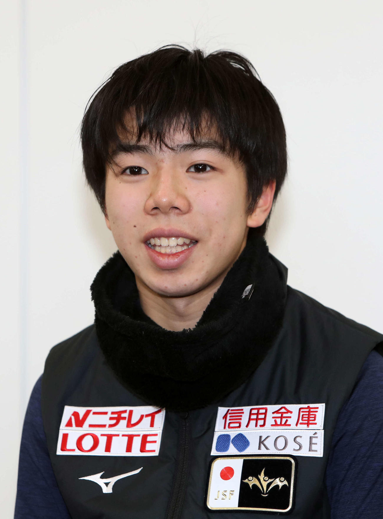 報道陣の質問に答える佐藤（撮影・鈴木正人）