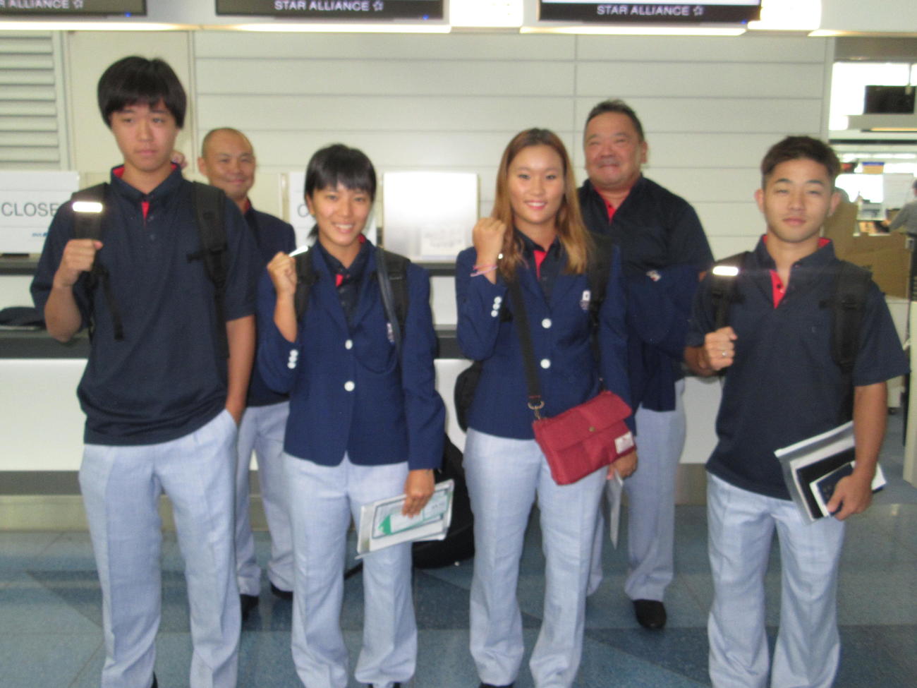 2018年8月25日、スケートボード初の日本代表としてアジア大会に出発した池慧野巨、伊佐風椰、四十住さくら、笹岡健介（左から）。後列は左から早川大輔コーチ、西川隆監督