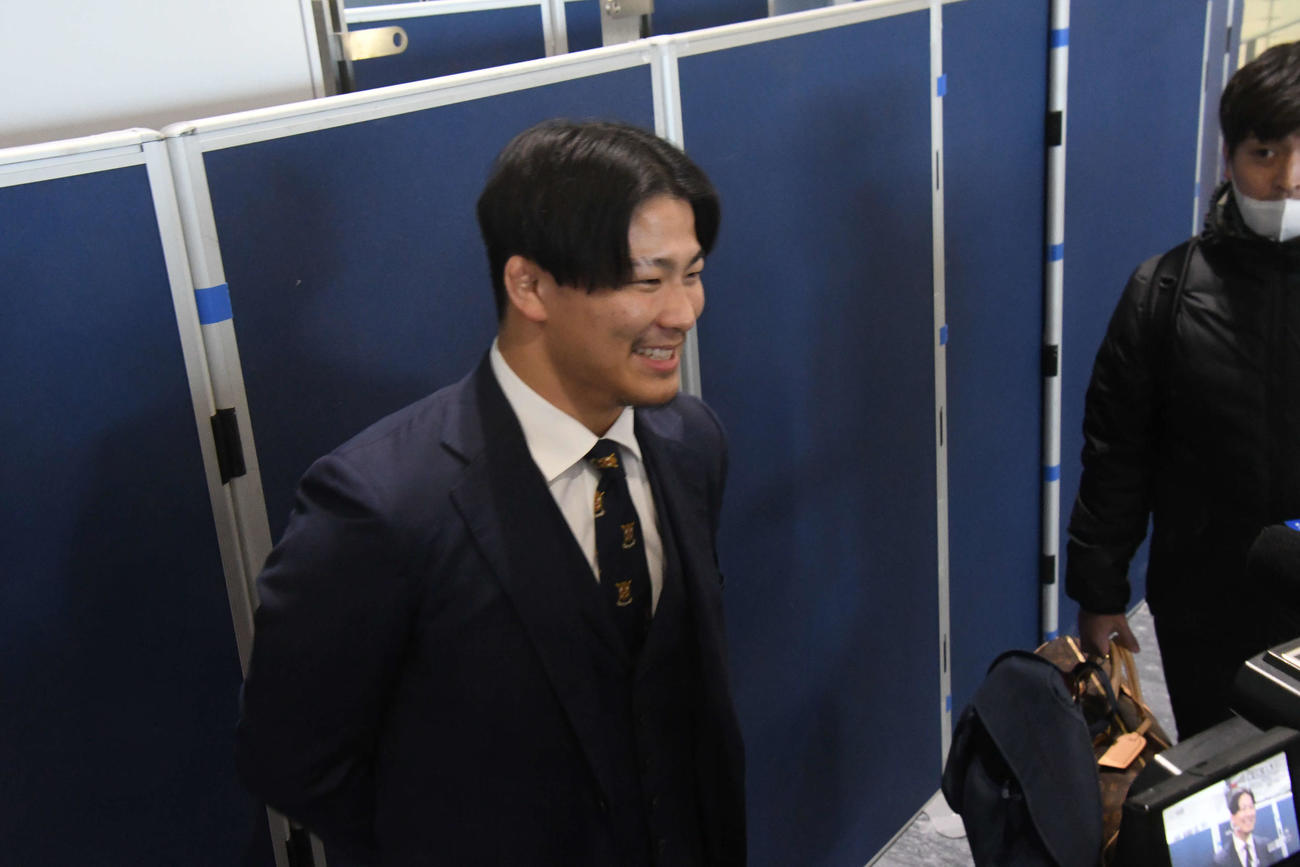 出発前に取材に応じる向（撮影・平山連）
