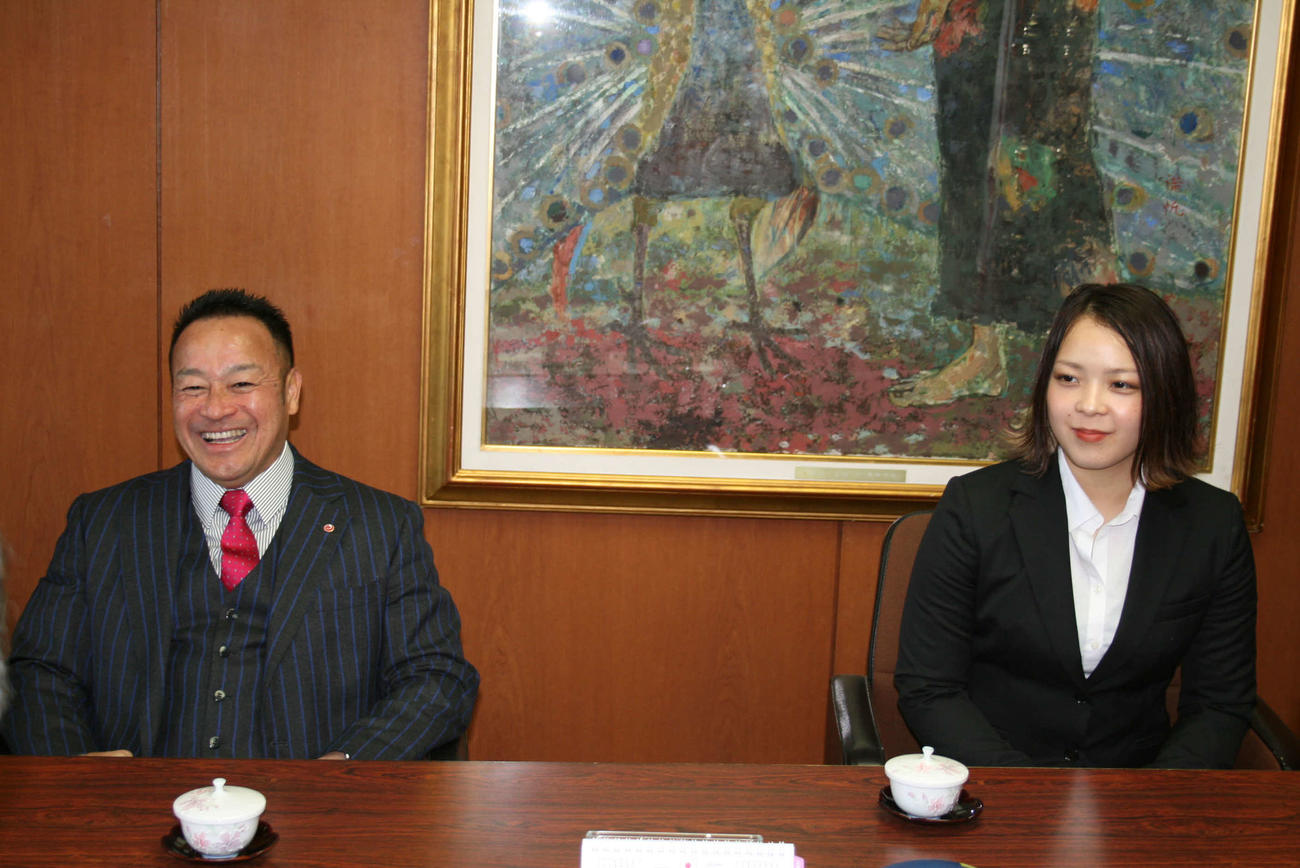 福岡県庁を表敬訪問した新極真会の南原朱里選手（右）と緑健児代表