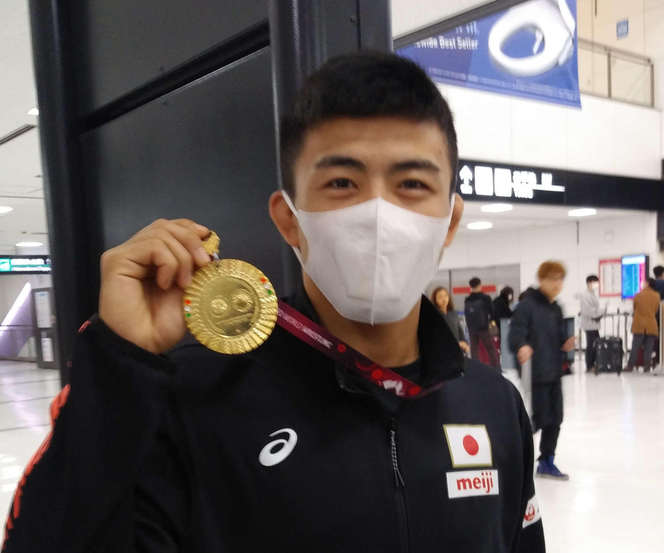 アジア選手権の金メダルを手にする文田