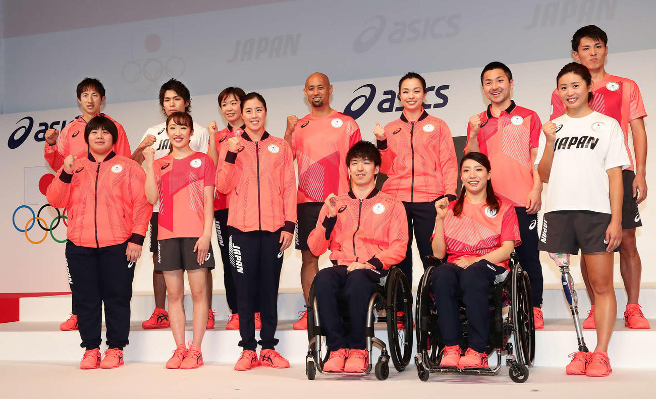 前列左から素根輝、森ひかる、乾友紀子、中町俊耶、倉橋香衣、秦由加子。後列左から鈴木徹、楢崎智亜、中山由起枝、山本篤、竹井幸智恵、川嶋悠太、服部勇馬（撮影・丹羽敏通）