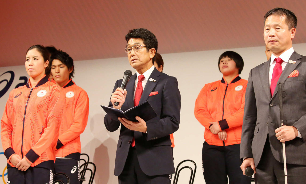 あいさつする東京五輪日本選手団の福井団長（左）。右はパラリンピック日本選手団の河合団長（撮影・丹羽敏通）