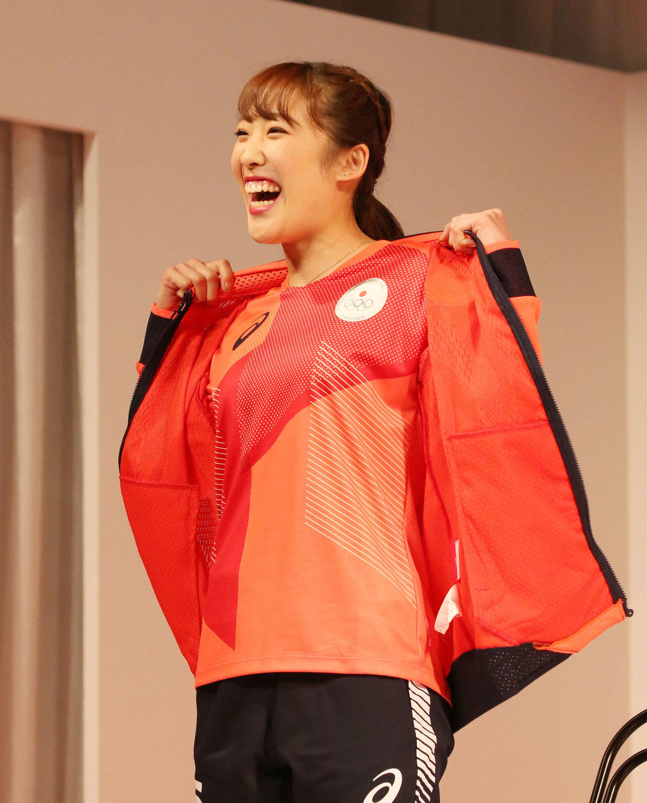 「着心地もさることながら、脱ぎ心地も最高です」と、ファスナーをおろすことなく、襟元に手をかけ一気に全開した森ひかる（撮影・丹羽敏通）