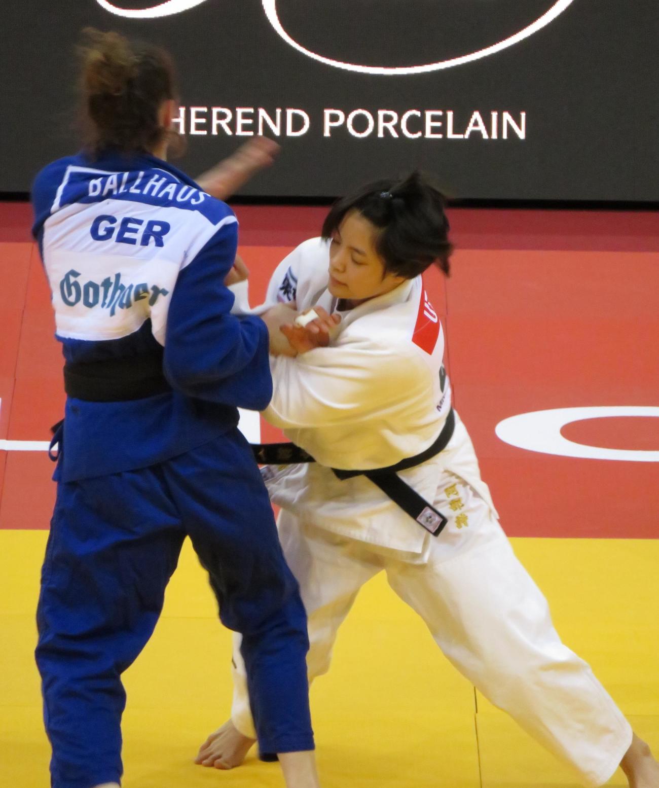 GSデュッセルドルフ大会2回戦でドイツ選手に攻撃する阿部詩（右）（撮影・峯岸佑樹）