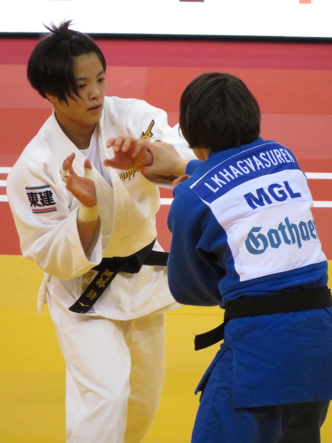GSデュッセルドルフ大会準々決勝でモンゴル選手と対戦する阿部詩（撮影・峯岸佑樹）