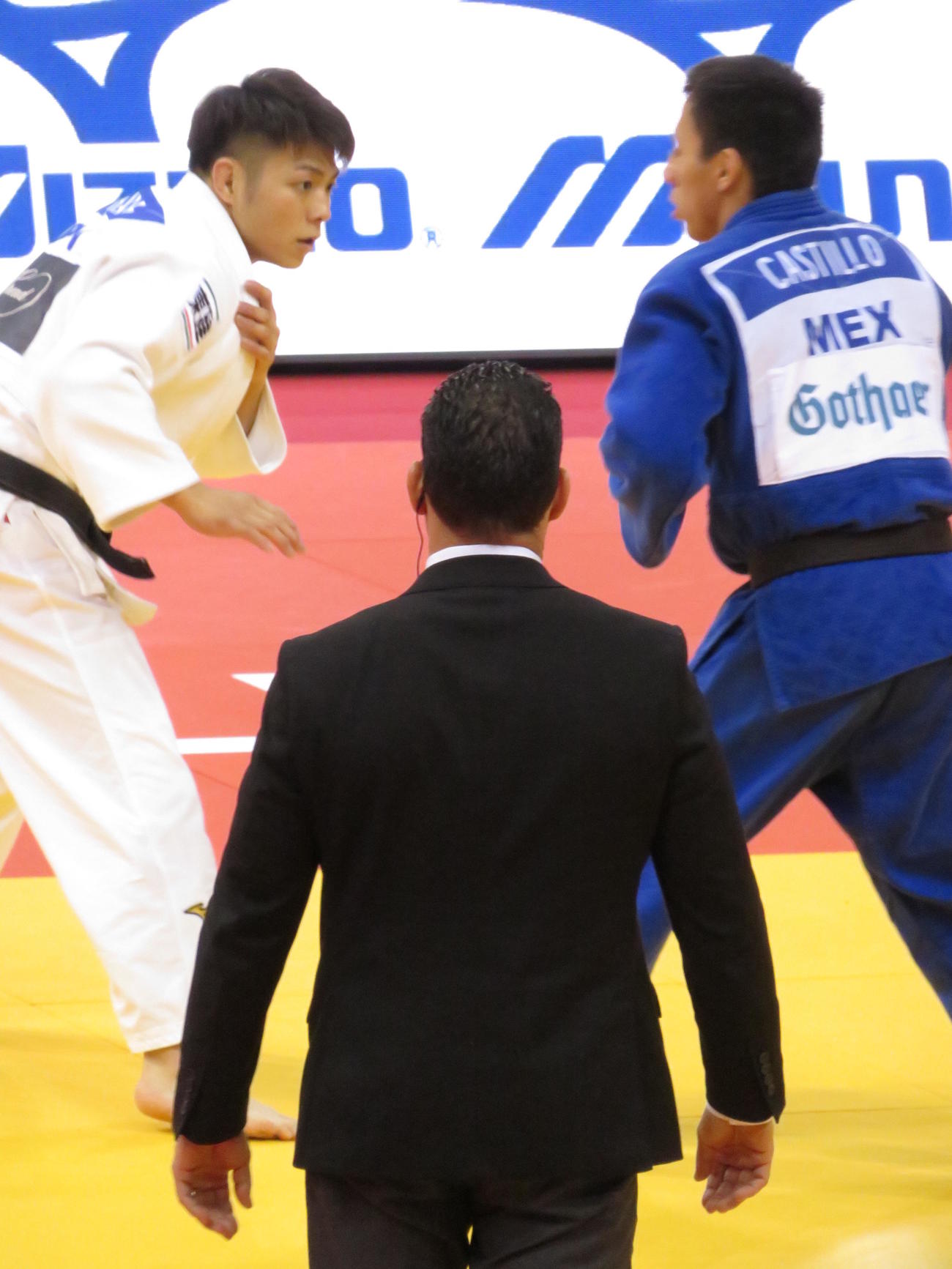 GSデュッセルドルフ大会3回戦でメキシコ選手と対戦する阿部一二三（撮影・峯岸佑樹）