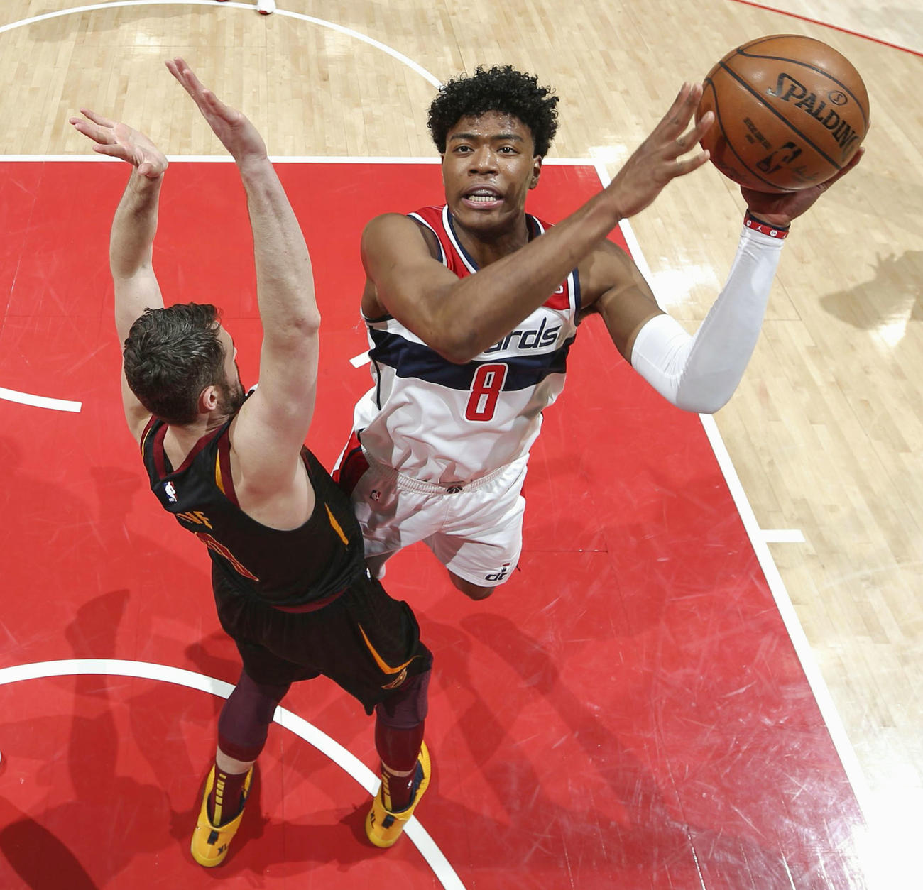 シュートを狙うウィザーズの八村（NBAE提供・ゲッティ＝共同）