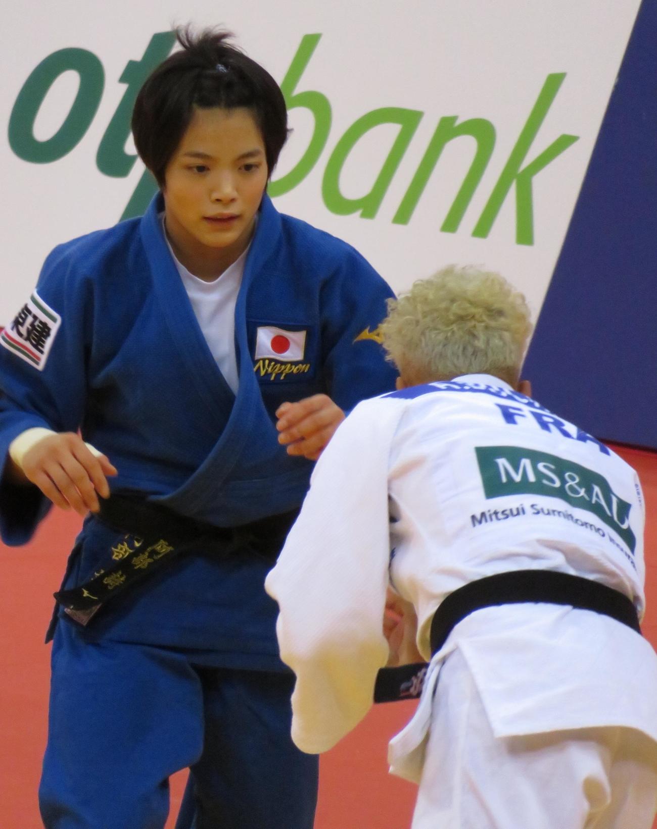 GSデュッセルドルフ大会決勝でブシャールと対戦する阿部詩（撮影・峯岸佑樹）