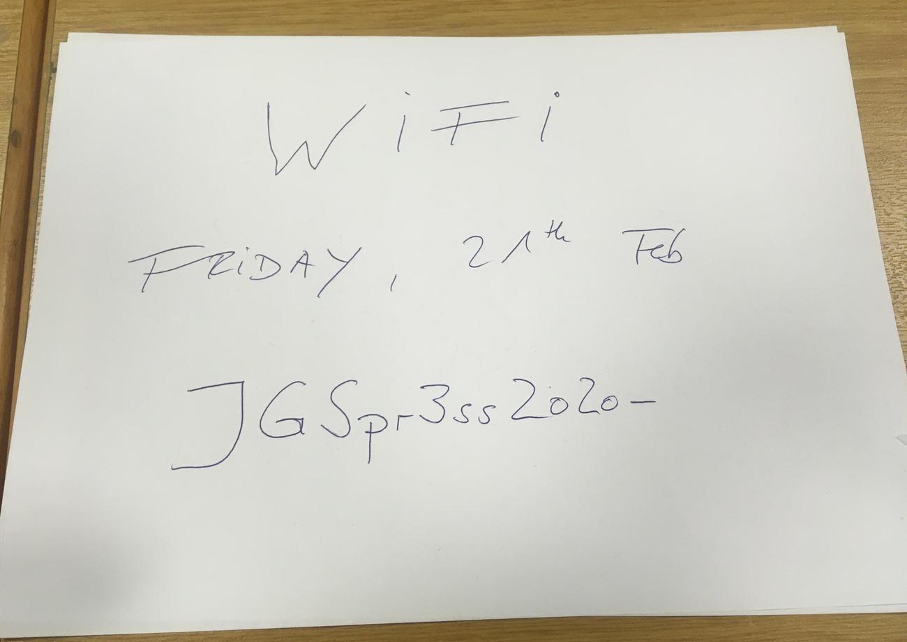 記者室に張り出された1日限定のWi－Fiパスワード（撮影・峯岸佑樹）