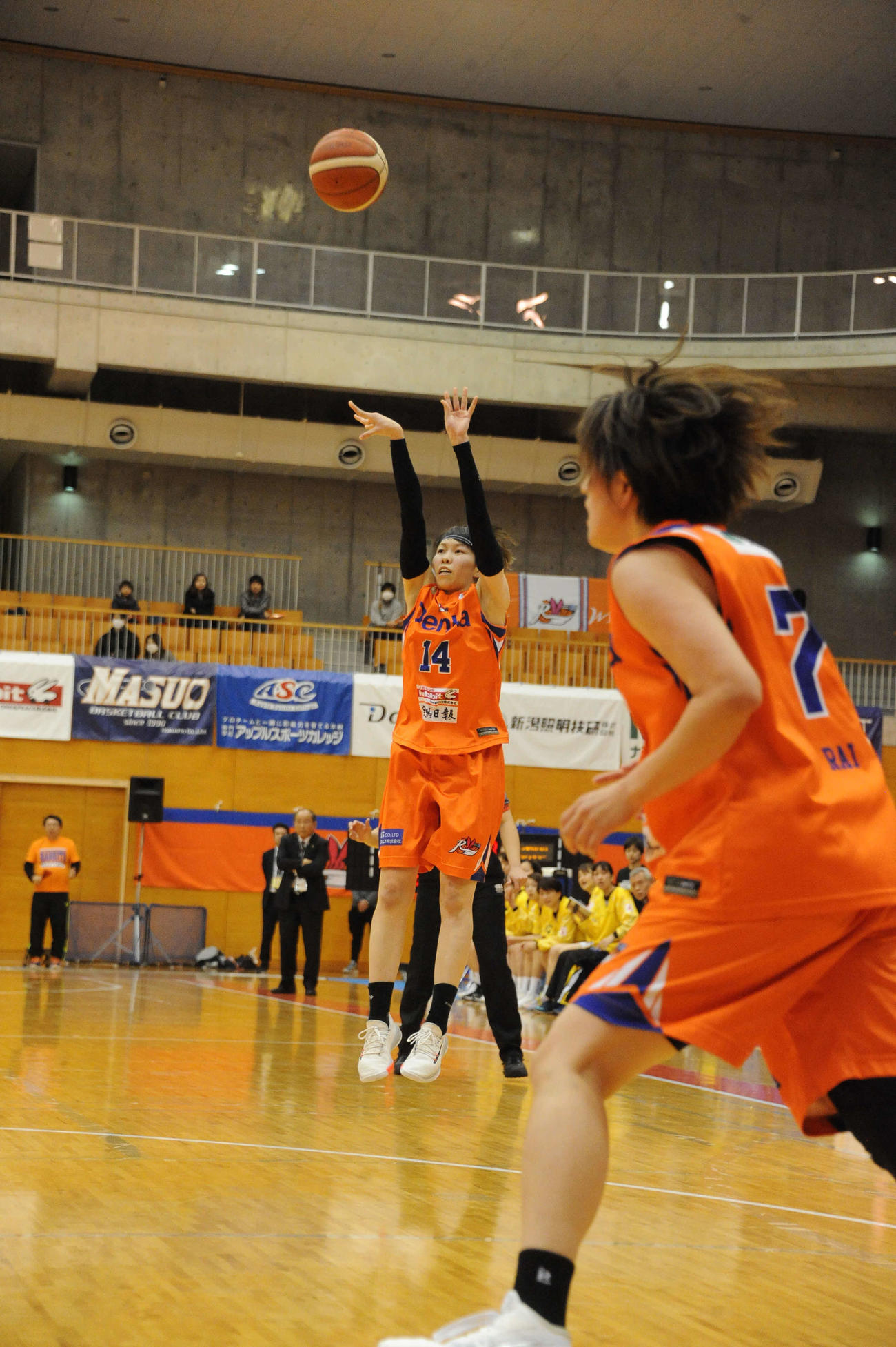 新潟対山梨　延長に入り新潟・津田（左）が3点シュートを決めて69－66