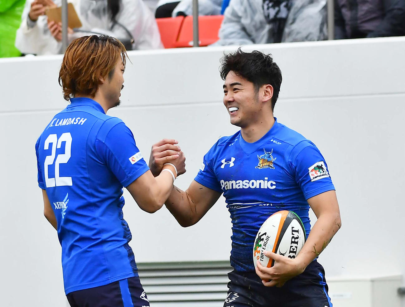 後半、トライを挙げたパナソニックWTB竹山（右）は笹倉から祝福される（撮影・上田博志）