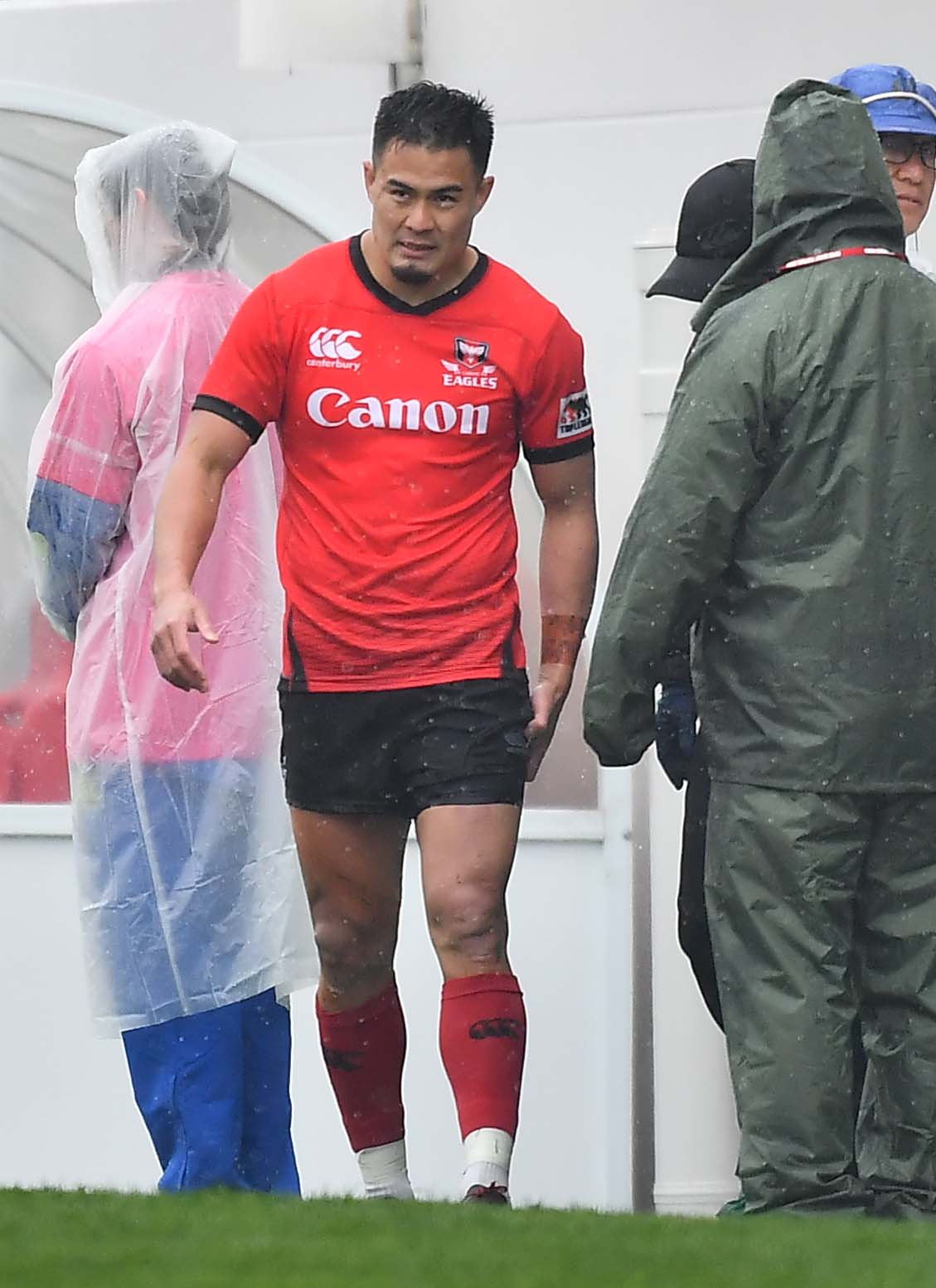 キヤノン対サニックス　後半、左太ももを押さえ途中交代するキヤノンSO田村優（撮影・上田博志）