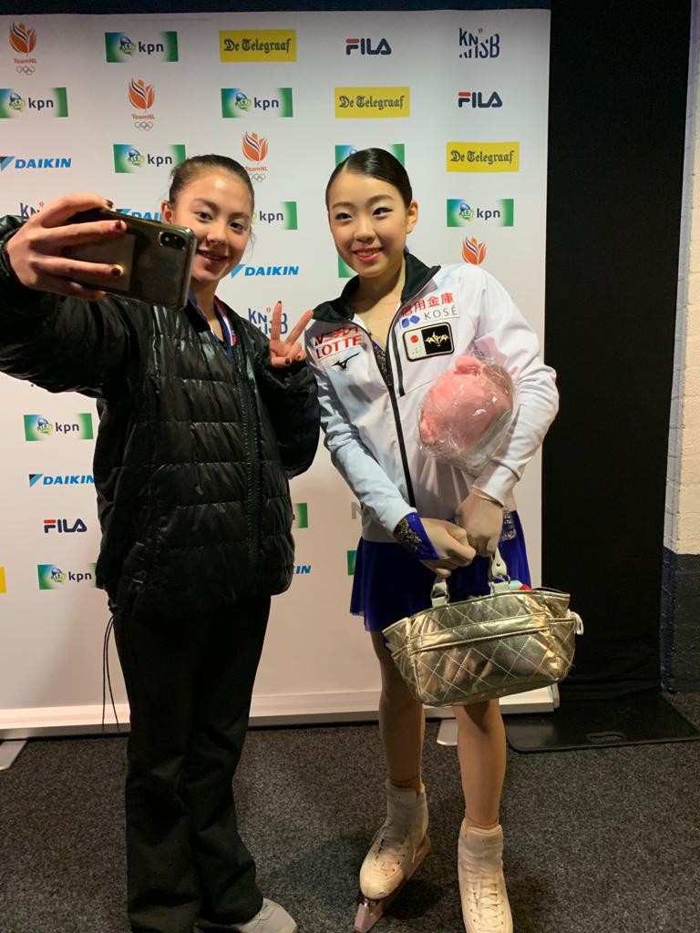 チャレンジ・カップ女子SP後にオランダのジュニアスケーターと写真に納まる紀平梨花（右）（撮影・エリーヌ・スウェーブルス通信員）
