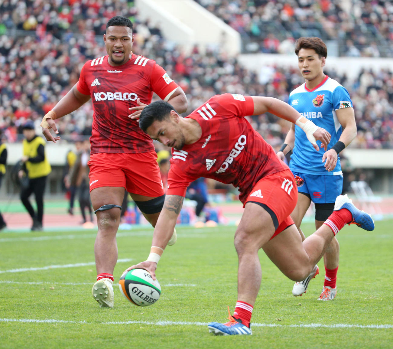 前半、神戸CTBラファエレティモシーは相手タックルを交わしトライを決める（撮影・上山淳一）